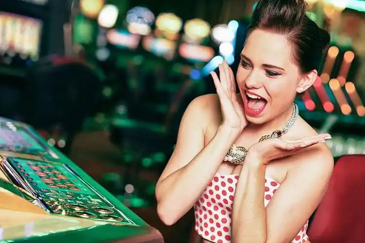 kbz89 Slots ကို Mobile ဖုန်းမှ Spin နှိပ်ကာ ကစားနေသော ကစားသူ